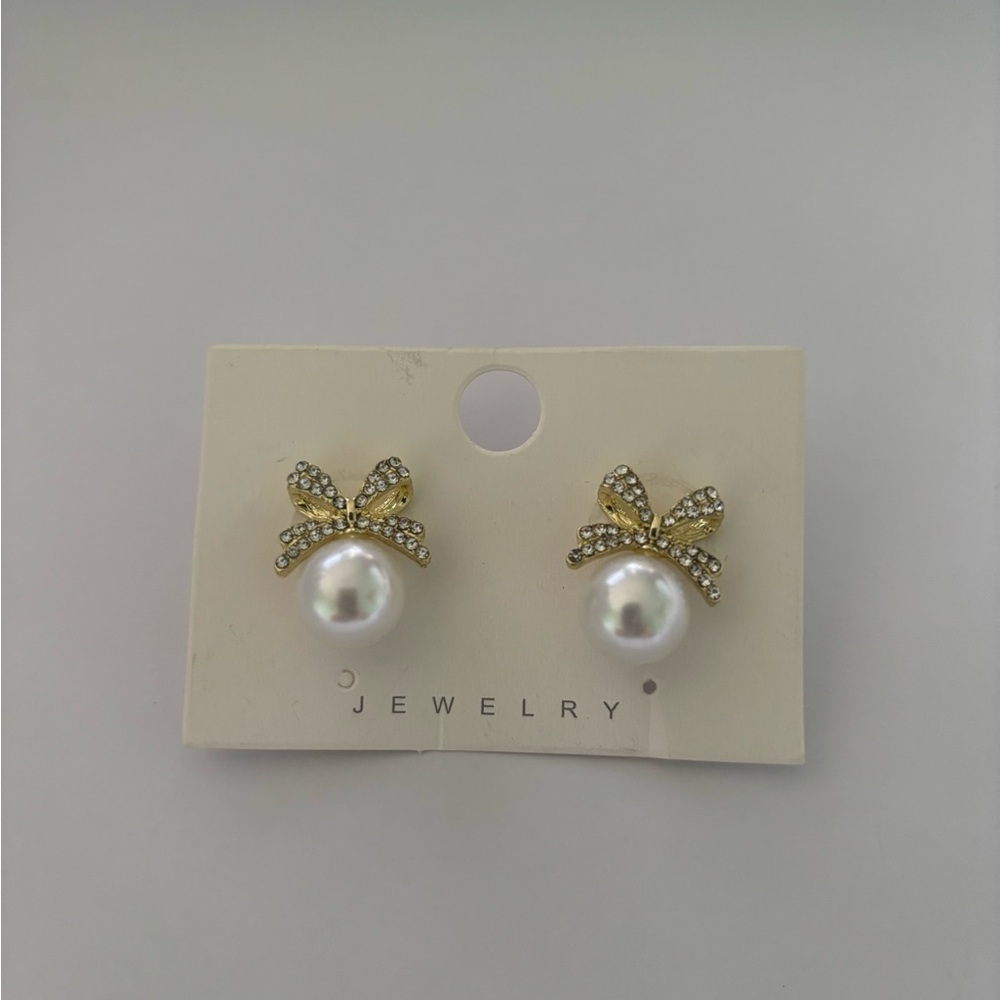 🌸Elegant Gold and Pearl Bow Earrings